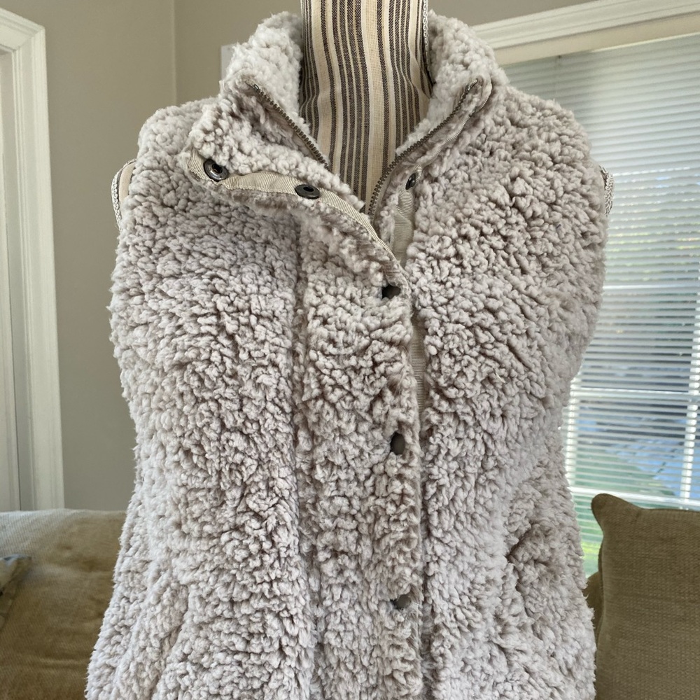 Sherpa look vest.